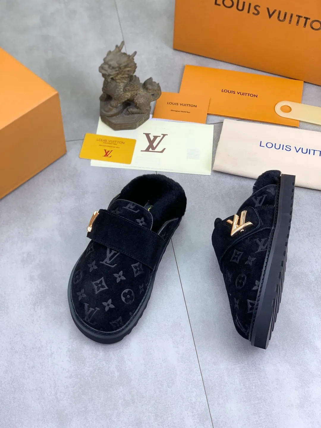 Men's Men's Shoes P480 New Couple Style LV Louis Vuitton L Family Donkey Brand Latest Easy Series Birkenstock Baotou Thick Sole Wool Slippers Sandals Original purchase, development and production This LV Easy sandal is made of suede cow leather, with Monogram pattern to highlight the trendy style. Adjustable straps with illuminated LV letters, flexible insoles and micro outsoles provide a light and comfortable experience. Exquisite packaging at the delivery counter 🛍📦 ▪️Fabric: Original custom imported first-layer cowhide ▪️Inner lining: Original customized warm wool lining ▪️Outsole: Original open-molded rubber foam material ▪️Sole thickness: 4CM ▪️Size: Men and women 35-45